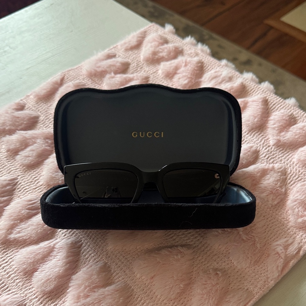 Gucci Elegant Black Sunglasses